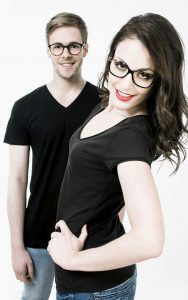 Chica y chico con gafas graduadas de A Óptica de Ana