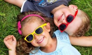 Niños con gafas de sol, cuida sus ojitos
