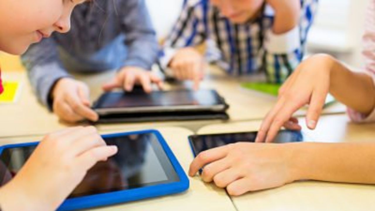 Niños usando tablet aumenta riesgo miopía